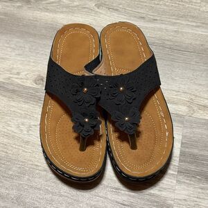 Black‎ flower sandals size 39=8 NWOT
